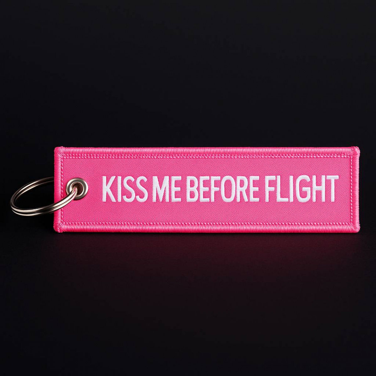 LLAVERO, KISS ME BEFORE FLIGHT, COLOR ROSA.