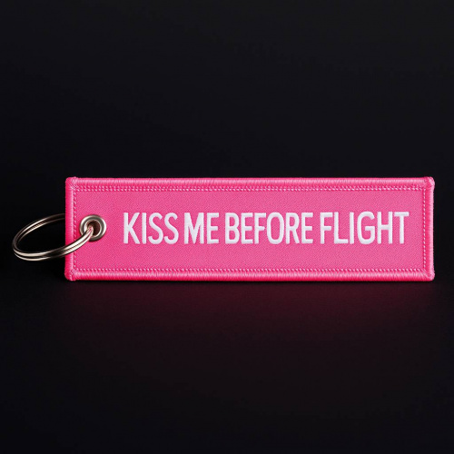 LLAVERO, KISS ME BEFORE FLIGHT, COLOR ROSA.